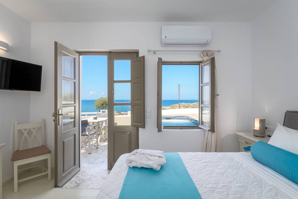 Honeymoon Suite with Outdoor Hot Tub & Sea View